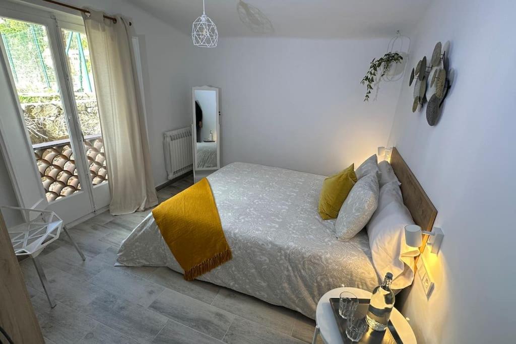 Habitacion Roca Foradada En Casa Cami De Les Aiguees Monistrol De Montserrat Esterno foto